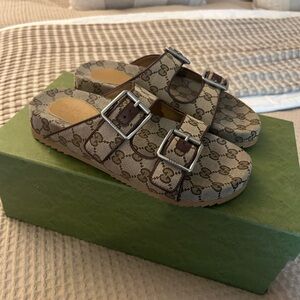 GUCCI MEN'S SLIDE SANDAL WITH STRAPS